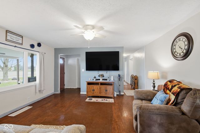 8621 S CR 800 W, Daleville, IN 47334