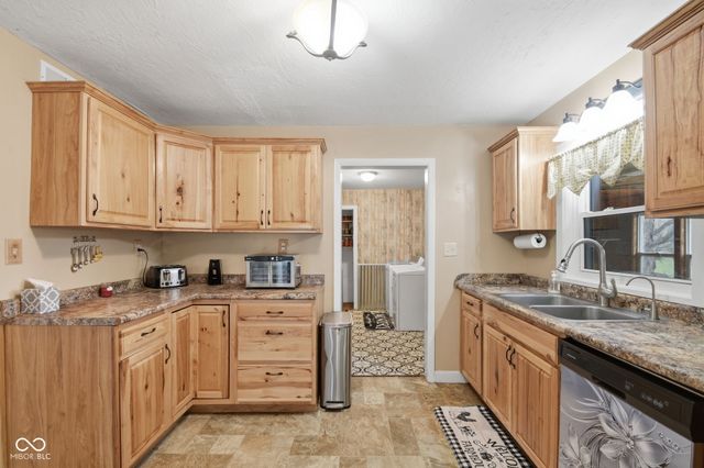 8621 S CR 800 W, Daleville, IN 47334