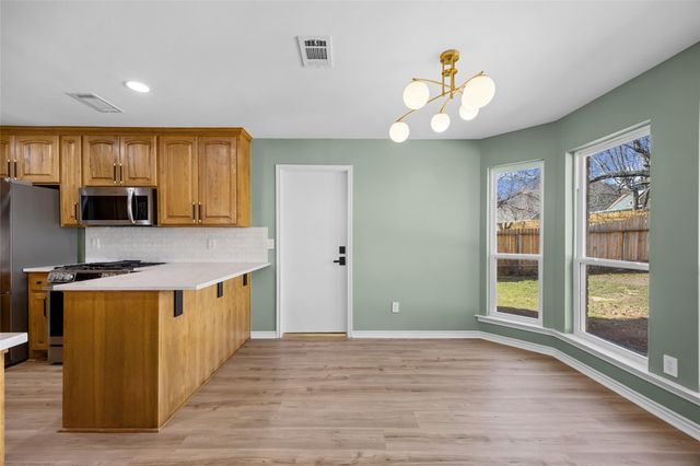 1002 Crestview ST, Round Rock, TX 78681