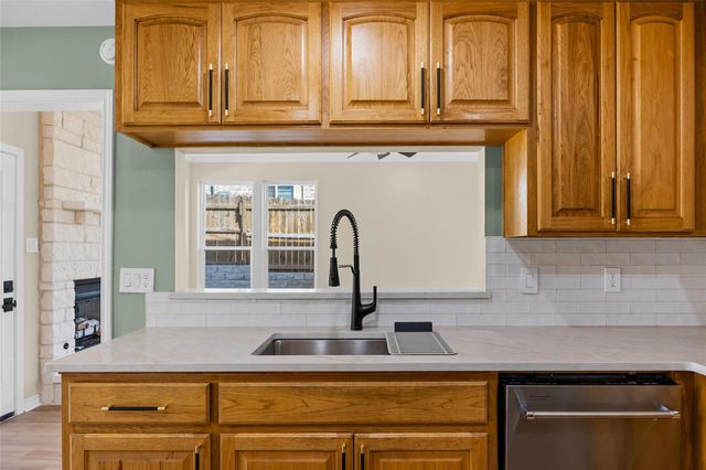 1002 Crestview ST, Round Rock, TX 78681