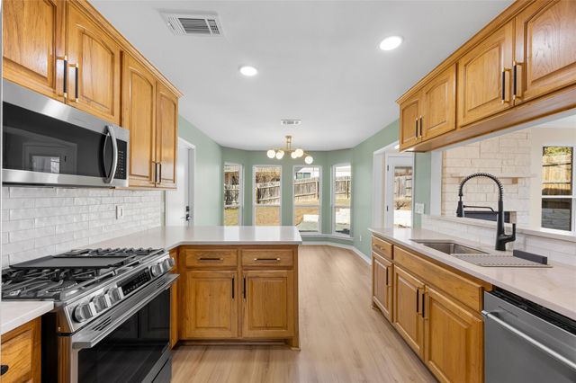 1002 Crestview ST, Round Rock, TX 78681