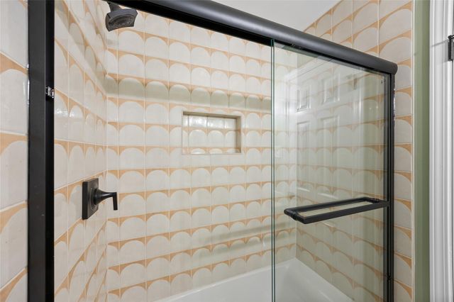 1002 Crestview ST, Round Rock, TX 78681