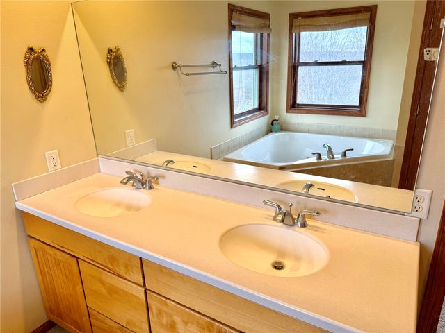 1164 Kyle Drive NE, Iowa City, IA 52240