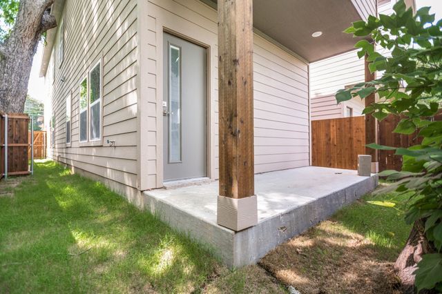 2422 Starks Avenue, Dallas, TX 75215