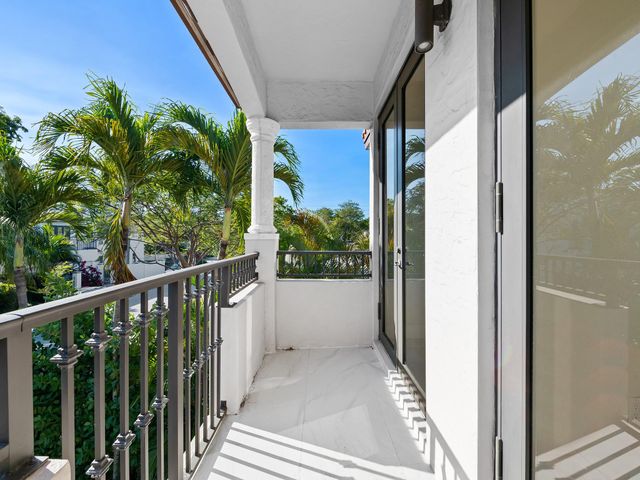 1215 N Victoria Park Rd, Fort Lauderdale, FL 33304