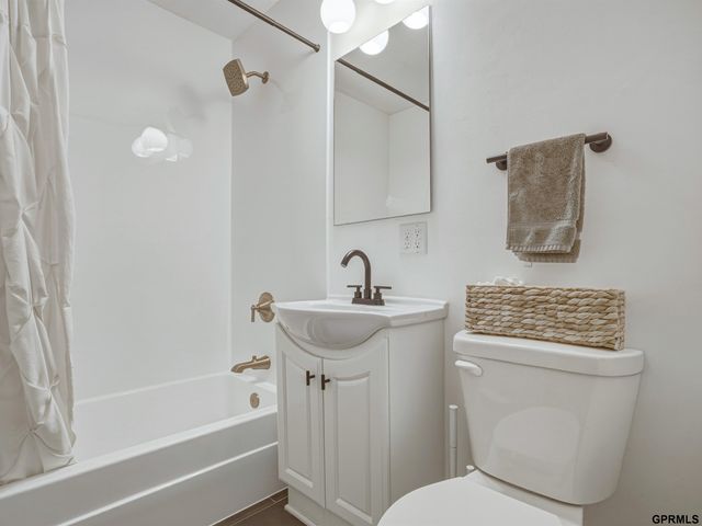 7352 S 72 Avenue, Omaha, NE 68128