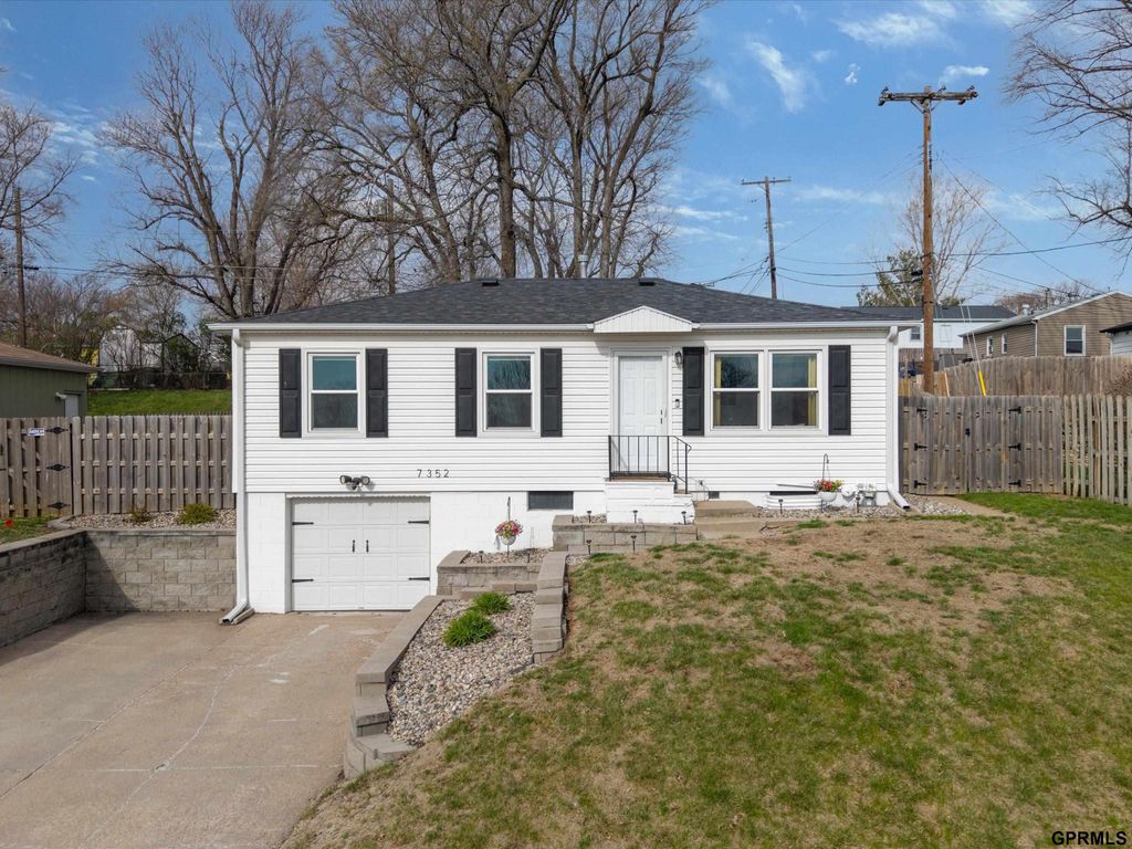 7352 S 72 Avenue, Omaha, NE 68128