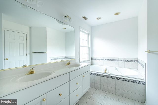 8800 ROUNDHOUSE CIR, Easton, MD 21601