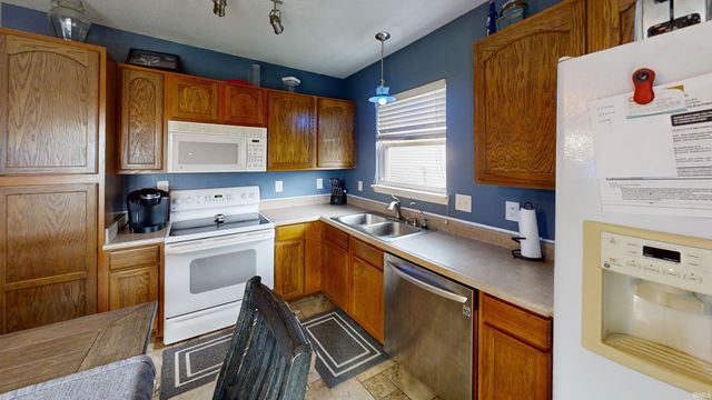 3881 White Cliff Way, Whitestown, IN 46075