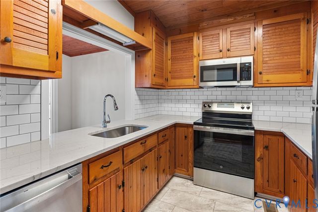 483 Mechams Cove Rd, Middlesex, VA 23169