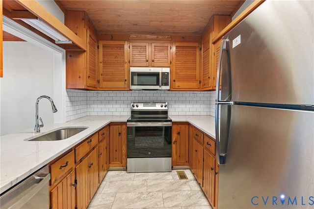 483 Mechams Cove Rd, Middlesex, VA 23169