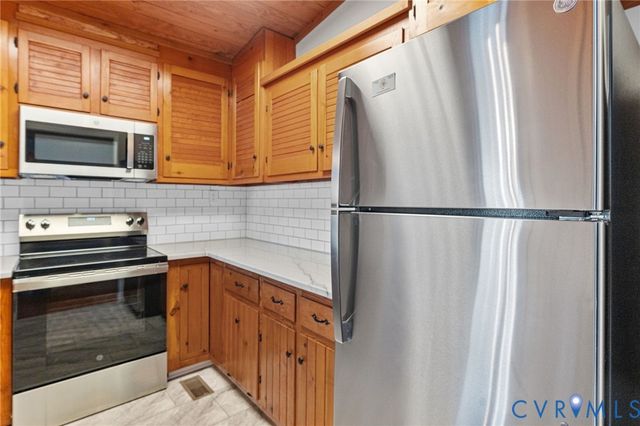 483 Mechams Cove Rd, Middlesex, VA 23169