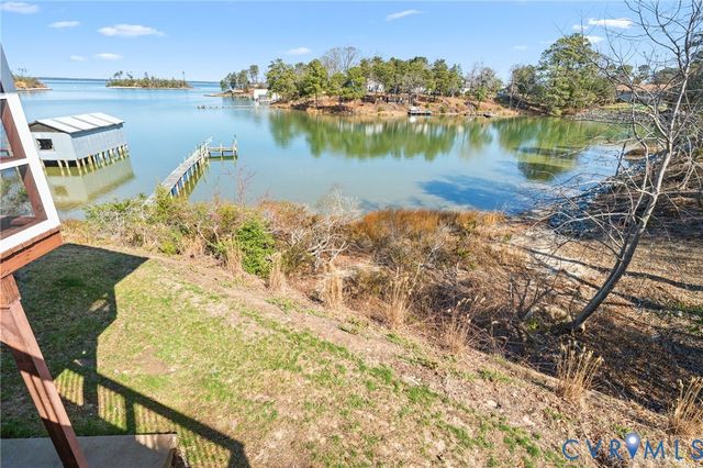 483 Mechams Cove Rd, Middlesex, VA 23169