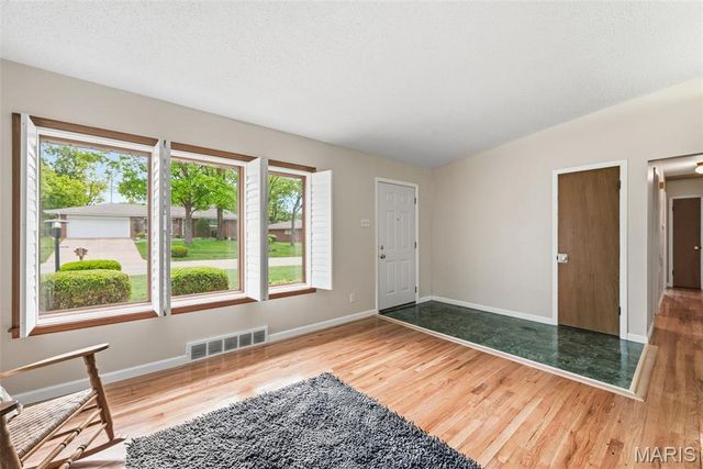 7712 Sunray Lane, Crestwood, MO 63123