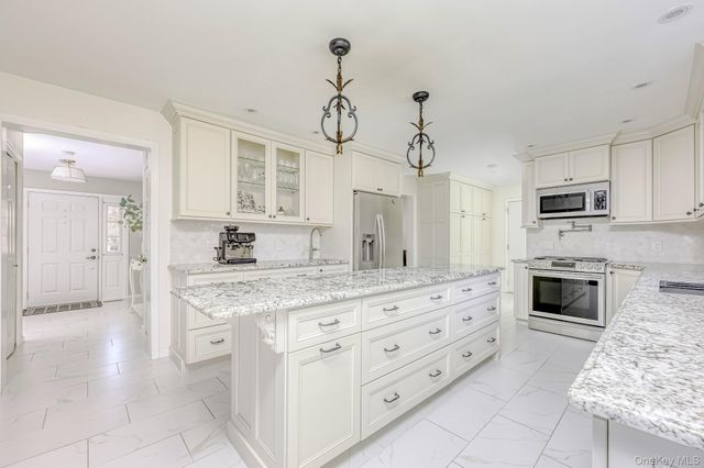 4 Kings Gate Road, Suffern, NY 10901