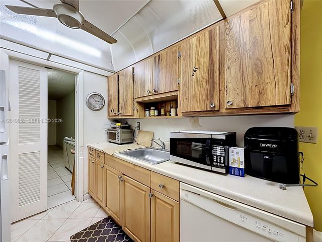 3000 NW 48th Ter 126, Lauderdale Lakes, FL 33313