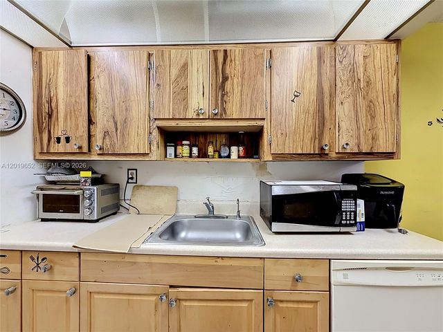 3000 NW 48th Ter 126, Lauderdale Lakes, FL 33313