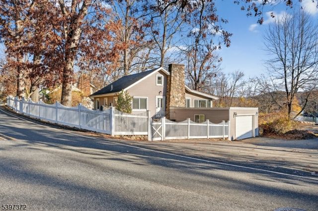83 Lakeview Ave, Ringwood Boro, NJ 07456
