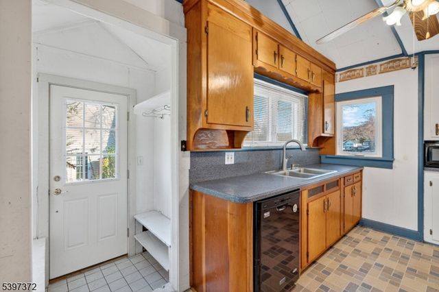 83 Lakeview Ave, Ringwood Boro, NJ 07456