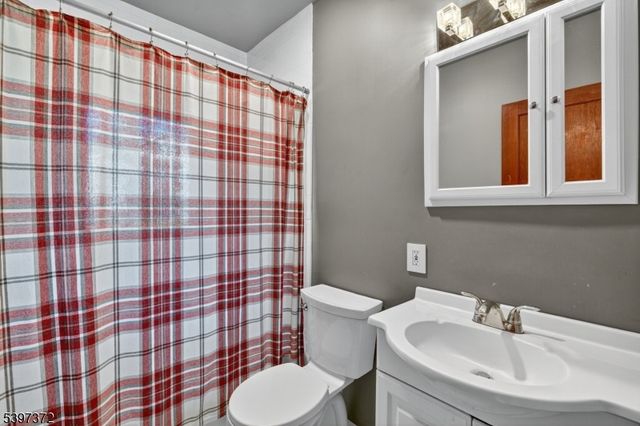 83 Lakeview Ave, Ringwood Boro, NJ 07456
