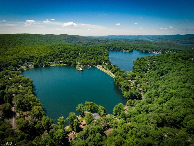 83 Lakeview Ave, Ringwood Boro, NJ 07456