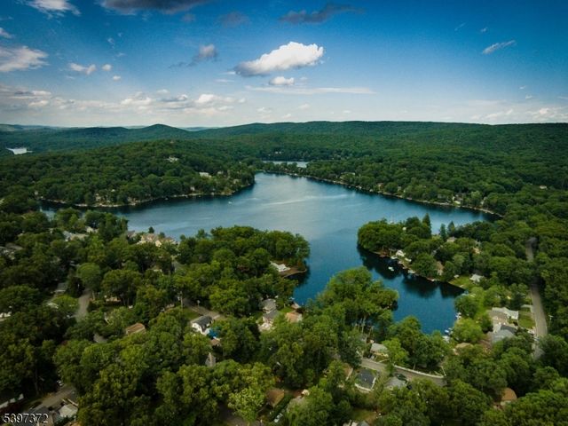 83 Lakeview Ave, Ringwood Boro, NJ 07456