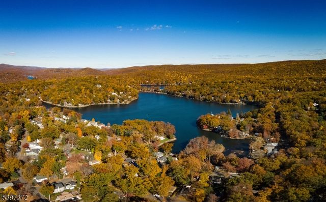 83 Lakeview Ave, Ringwood Boro, NJ 07456
