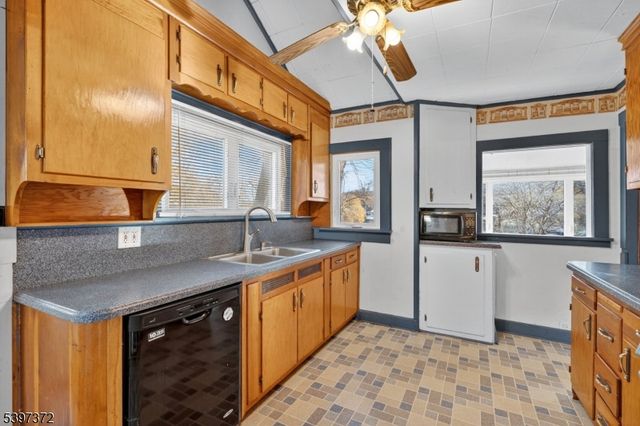 83 Lakeview Ave, Ringwood Boro, NJ 07456