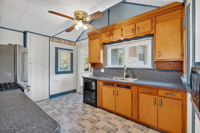 83 Lakeview Ave, Ringwood Boro, NJ 07456