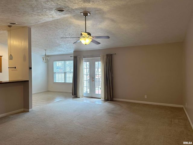 2020 E Creekwood Drive, Carbondale, IL 62901