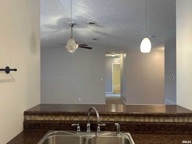 2020 E Creekwood Drive, Carbondale, IL 62901