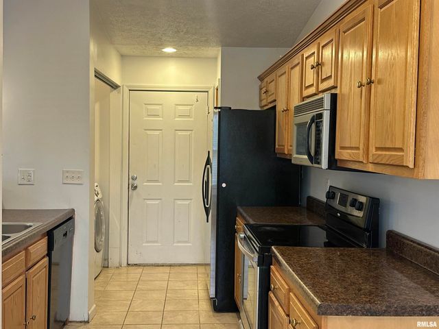 2020 E Creekwood Drive, Carbondale, IL 62901