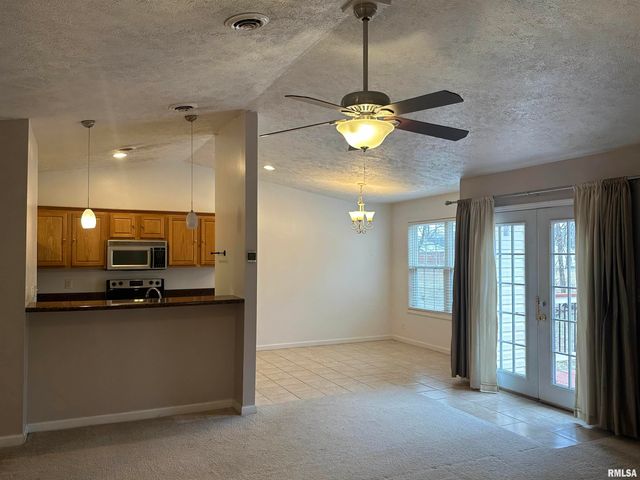 2020 E Creekwood Drive, Carbondale, IL 62901