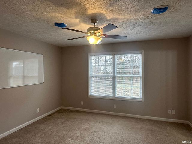 2020 E Creekwood Drive, Carbondale, IL 62901