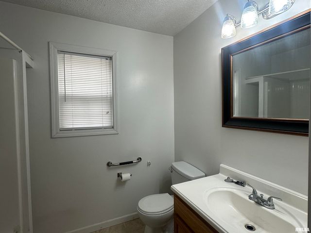 2020 E Creekwood Drive, Carbondale, IL 62901