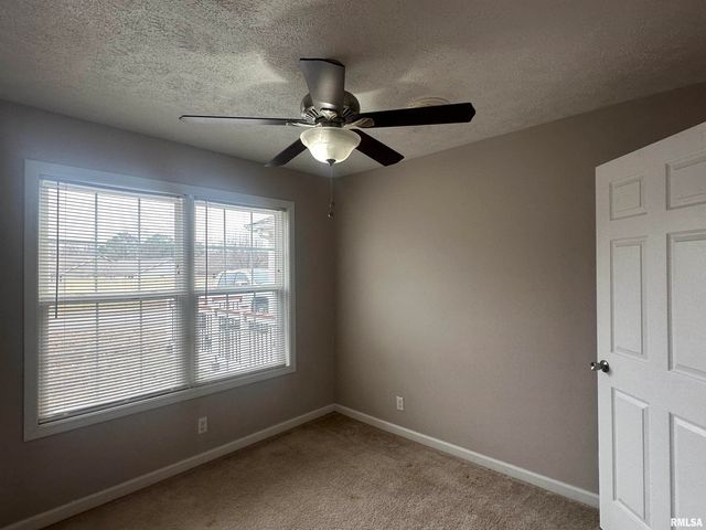 2020 E Creekwood Drive, Carbondale, IL 62901