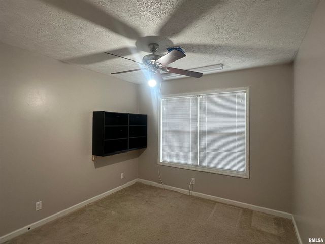 2020 E Creekwood Drive, Carbondale, IL 62901