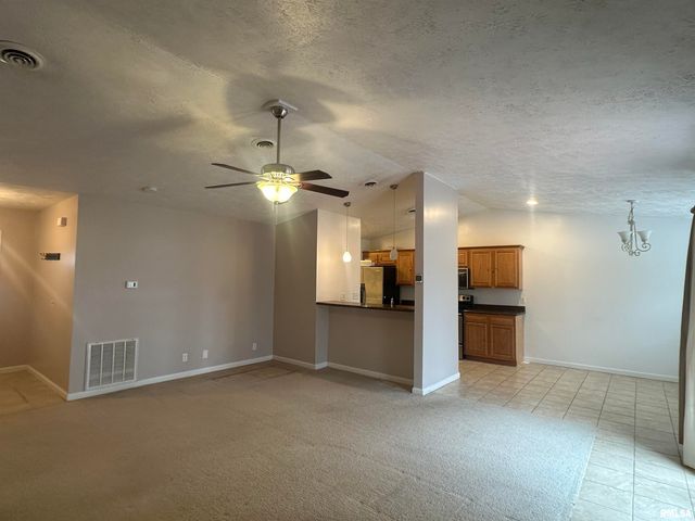 2020 E Creekwood Drive, Carbondale, IL 62901