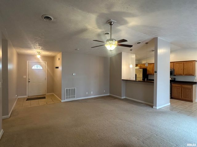 2020 E Creekwood Drive, Carbondale, IL 62901