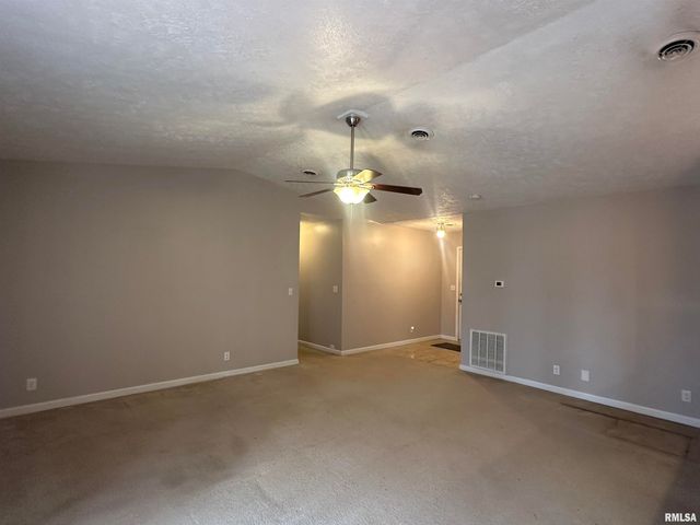 2020 E Creekwood Drive, Carbondale, IL 62901