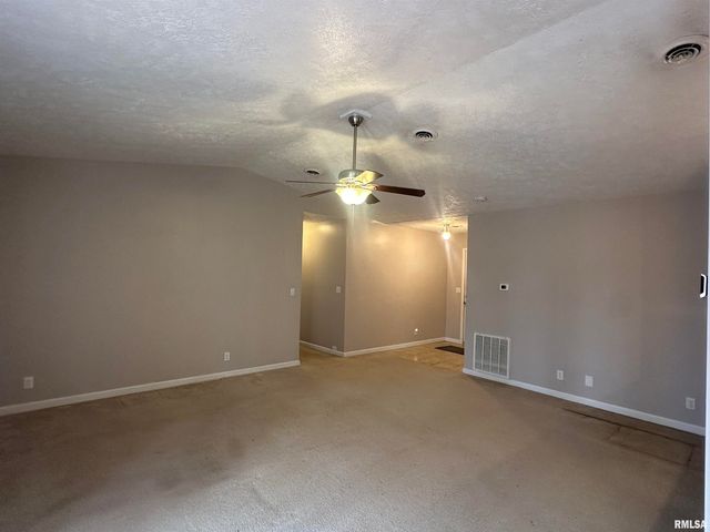 2020 E Creekwood Drive, Carbondale, IL 62901