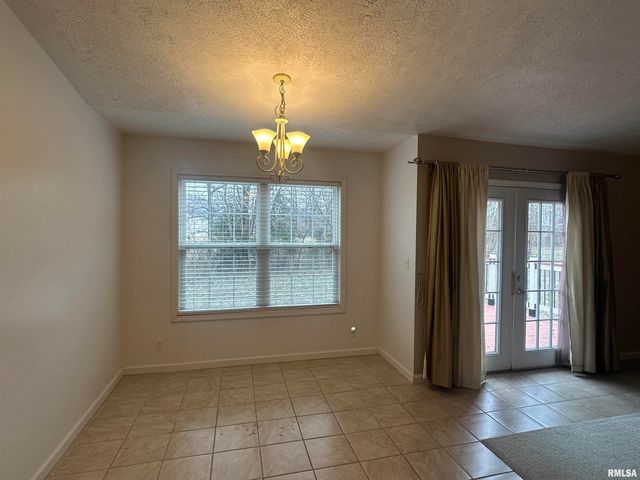 2020 E Creekwood Drive, Carbondale, IL 62901