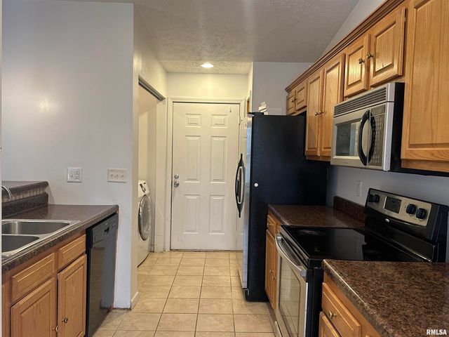 2020 E Creekwood Drive, Carbondale, IL 62901