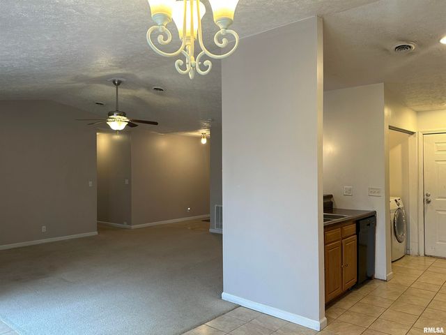 2020 E Creekwood Drive, Carbondale, IL 62901