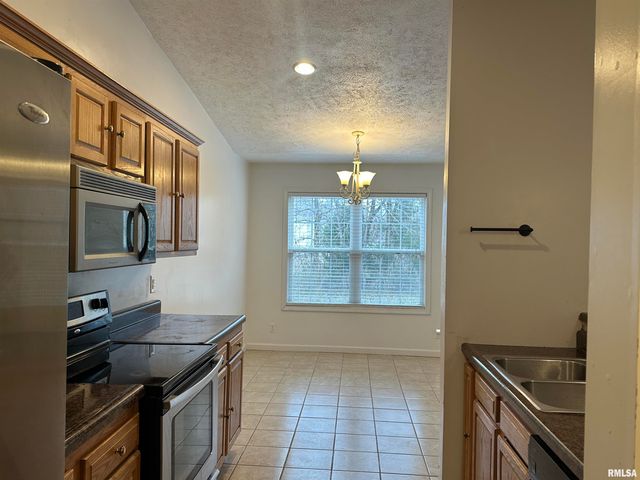 2020 E Creekwood Drive, Carbondale, IL 62901