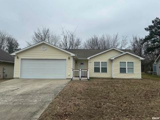 2020 E Creekwood Drive, Carbondale, IL 62901