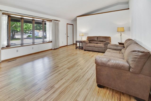 1003 S Holiday Drive, Waunakee, WI 53597