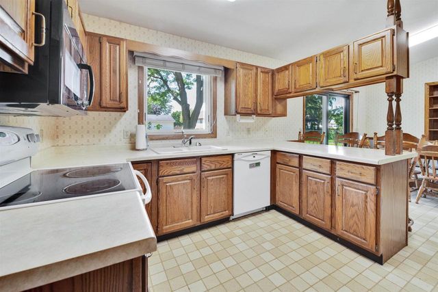 1003 S Holiday Drive, Waunakee, WI 53597