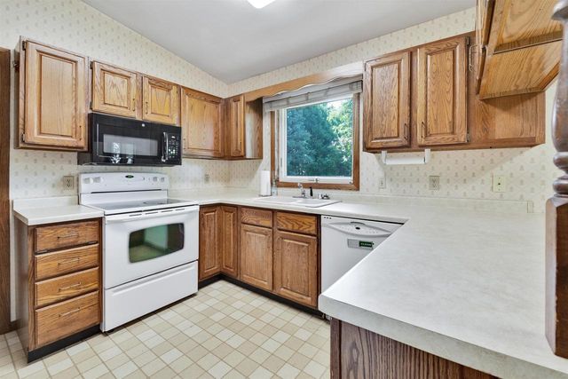 1003 S Holiday Drive, Waunakee, WI 53597