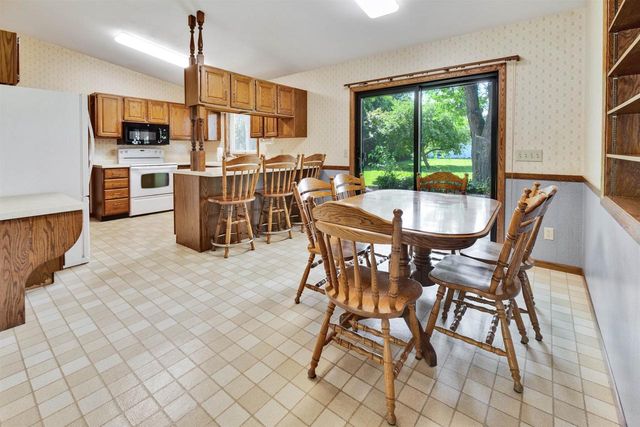 1003 S Holiday Drive, Waunakee, WI 53597